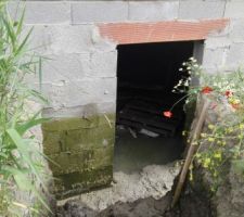 Pompage en vue des travaux de drainage. Entr&eacute;e du VS