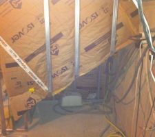 Tout ça pour garder un petit espace côté garage pour y placer l'appareil qui oxygène la micro-station d'épuration et la pompe de la cuve de récup' de pluie.