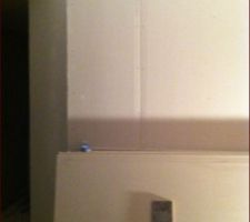 Le mur face à la porte d'entrée