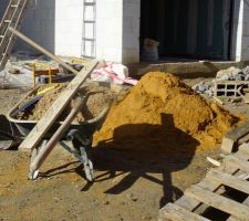 Suite des reprises des reprises. Pour les ferraillages &ccedil;a semble mieux, par contre je crois que nos rampants sont en sable d&eacute;sormais...