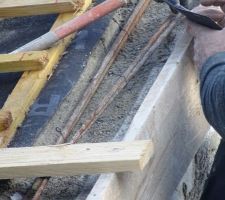 Suite des reprises des reprises. Pour les ferraillages &ccedil;a semble mieux, par contre je crois que nos rampants sont en sable d&eacute;sormais...