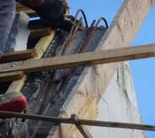 Suite des reprises des reprises. Pour les ferraillages &ccedil;a semble mieux, par contre je crois que nos rampants sont en sable d&eacute;sormais...