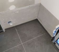 Placo refait a la moiti&eacute; basse.