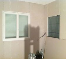 La chambre parentale et la porte vitrée coulissante menant à notre SDE.