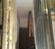 Le couloir, reste la montée d'escalier à plaquer.