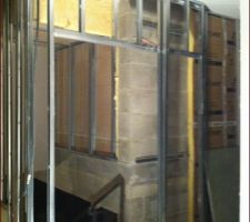Ici, on attend le passage de gaines et de tuyaux pour installer la porte coulissante qui donnera sur la partie habitable du bas.