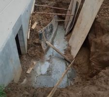 Semelle du mur entourant le futur escalier vers le vide sanitaire coulée.