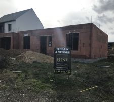 Façade de la maison... dalle de beton coulée pour l'etage ...maintenant il faut patienter et ronger son frein ...