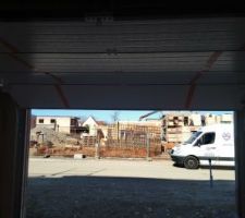 La porte de garage installée et la sniff, maison fermée a clef plus possible de rentrée dedans