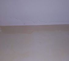 Fissuration jonction mur plafond