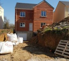 Pr&eacute;paration des murs de sout&egrave;nement avec d&eacute;pose des mat&eacute;riaux dans l'all&eacute;e.