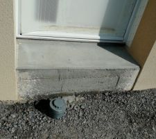Pvc devant porte d'entrée