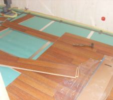 Pose du parquet flottant dans la salle d'eau de l'étage