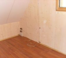 Parquet flottant terminé, maintenant on peut poser les sanitaires
