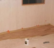 Début de la pose du parquet au RDC