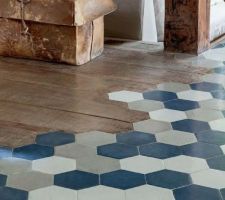 Carrelage graphique raccord avec parquet