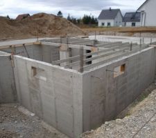 Une vue des murs du sous-sol sous un autre angle