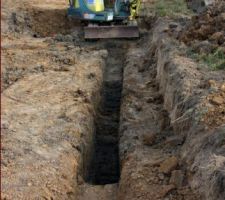 Découverte d'un sol instable (il suffit de marcher dessus pour s'enfoncer légèrement)... Après appel à un bureau d'étude, le constructeur décide d'aller chercher le bon sol en profondeur.
