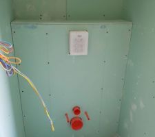 Le bâti pour les futurs WC