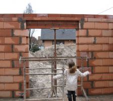 Margot devant la porte fenêtre de la terrasse, et si on laissait le tas de sable pour faire des chateaux???

Nouvelle attraction touristique pour cet été lol