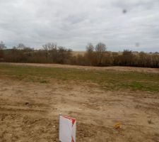 Le terrain avec le panneau m&egrave;tre carr&eacute;.( il a pas r&eacute;sister au vent)