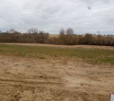 Le terrain avec le panneau m&egrave;tre carr&eacute;.( il a pas r&eacute;sister au vent)