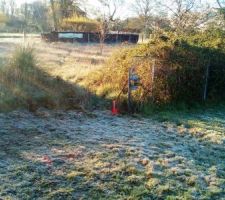 Disparition du grillage on remet un piquet de délimitation