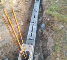 Montage des 2 rangs de parpaings des fondations