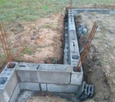 Montage des 2 rangs de parpaings des fondations