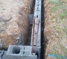 Montage des 2 rangs de parpaings des fondations