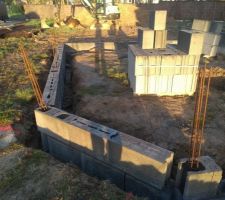 Montage des 2 rangs de parpaings des fondations