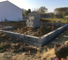 D&eacute;but des fondations... &ccedil;a y est &ccedil;a avance enfin ....