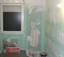 J 271-272 , encastrement des arrivées d'eau de la douche avant carrelage