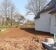 Étalement terre vegetale autour de la maison