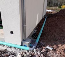 Raccordement eau pluviales en revanche là nois n'avons pas assez observateurs sur nos plans car il aurait fallu faire modifier pour les mettre à l'arrière du garage .
sur la maison on a demandé des modifs mais la du coût pas top
