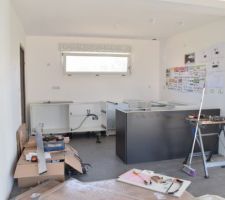 Meubles accrochés aux murs et entre eux