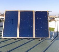 3 panneaux solaires produisant 7 KW instantané environ incliné à 61°.