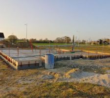 Le terrassement a d&eacute;but&eacute; en d&eacute;but de semaine derni&egrave;re.

Dalle coul&eacute;e aujourd?hui. Maintenant 3 semaines de s&eacute;chage :)