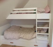 Lit superposé des enfants. Avec lit gigogne en dessous.
Lit du haut petit (1,50m utile) mais pour l'instant à 3,5ans, la petite a de la place dedans. Encore quelques finitions de rebouchage de trous de vis, combler l'espace entre le matelas et le mur du lit du bas par une petite étagère et 2eme couche de peinture à faire.
Assez content du résultat quand meme