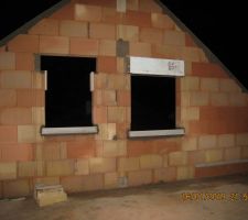 Seuils et appuis fen&ecirc;tres J8 (Manque volet roulant pignon Est)