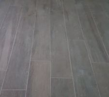 Le sol est dans un état. Il y a du ciment et du plâtre partout.