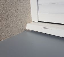Sans protection, le crépis et le bas de la fenêtre ont été peints