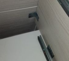 Les fixations en bas du meuble de sde sont bien présentes mais elles font de la figuration car il n'y a pas de vis pour les fixer au carrelage