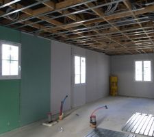 Vue depuis la chambre 1 : au fond, fenêtre de la chambre 2, puis fenêtre du bureau et enfin fenêtre de la salle-de-bains