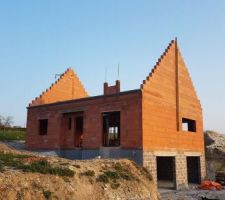 Pignons montés, corniches posées et début des lucarnes