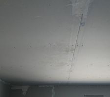 Traces de pas au plafond :(