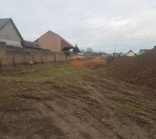 Le c&ocirc;t&eacute; gauche du lotissement, l&agrave; o&ugrave; sera implant&eacute;e notre maison