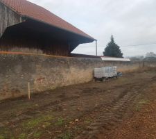 Terrain un peu encombr&eacute;, mais les piquets de d&eacute;limitation sont d&eacute;j&agrave; implant&eacute;s.