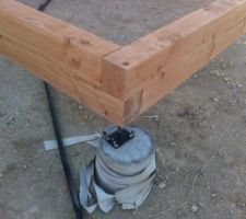 Dans l'angle il y a un assemblage à mi-bois avec un gros tirefond pour serrer, à l'intérieur il y a deux grosses équerres
