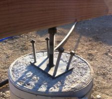 Détail sur la fixation des pieds sur les plots